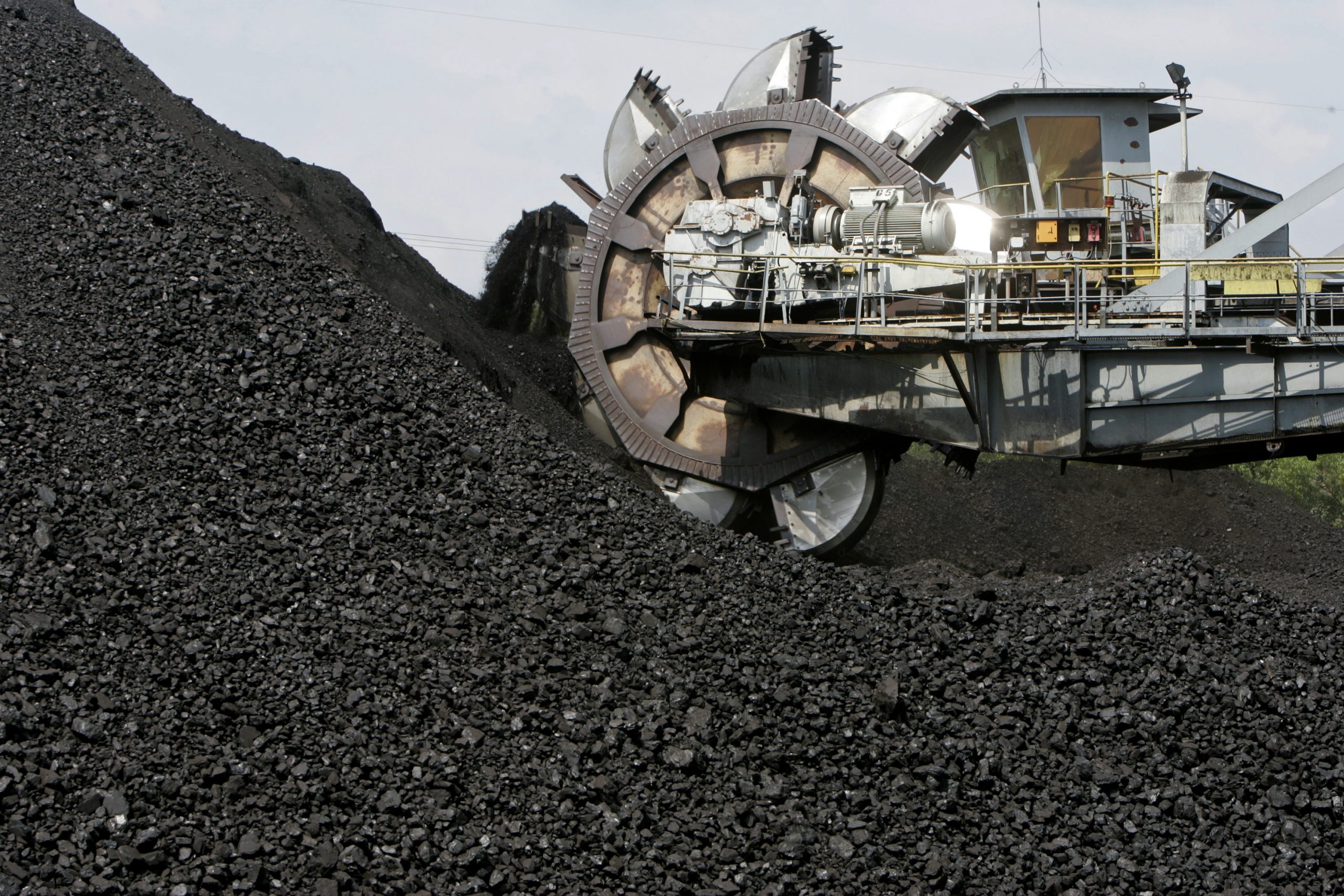 Добыча угля млн т. Передвижная дробилка для щебня. Промышленный уголь. Добыча угля. Карьерный дробильный комплекс.